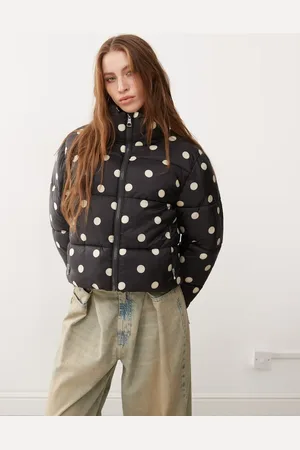Monki – Wattierte Pufferjacke in gepunktetem