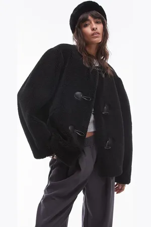 Topshop – Kragenloser Teddyfell-Kurzmantel in mit Knebelknopfverschluss