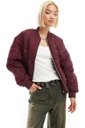 Monki – Wendbare Oversize-Bomberjacke in Burgunderrot mit sternförmiger Steppung und in Rosa