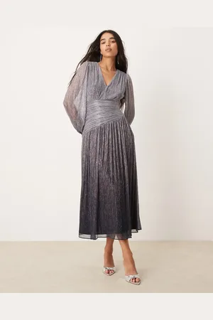 Forever New – Plissiertes Maxikleid mit asymmetrischem Saum und Farbverlauf in Silber