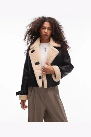 Topshop – Kurze Kunstleder-Pilotenjacke in mit Besatz in Lammfelloptik