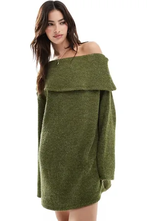 ASOS – Flauschiges Minikleid aus Strick in Olivgrün mit abfallender Schulterpartie