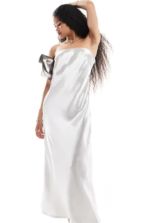 4th & Reckless – Trägerloses Satin-Maxikleid in Metallic-Optik mit Schwalbenschwanz