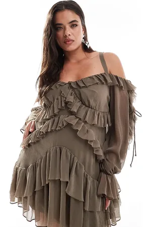 ASOS ASOS DESIGN Curve – Schulterfreies, gestuftes Minikleid in Nerzbraun mit Rüschen
