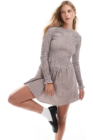 ASOS – Gesmoktes, langärmliges Minikleid mit braunem Vichy-Karo