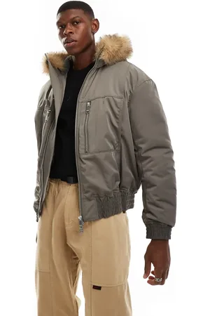 Weekday – Wattierte Bomberjacke in Khaki mit Kapuze aus Kunstpelz