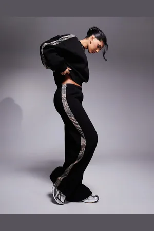 ASOS – Jogginghose in Schwarz mit weitem Bein und seitlichem Streifen mit Leopardenmuster, Kombiteil