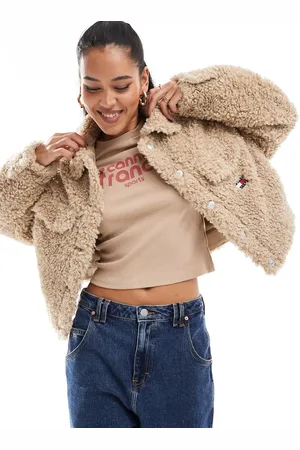 Tommy Hilfiger – Kurz geschnittene Jacke aus Lammfellimitat in Hellbraun