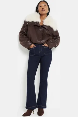 River Island Petite – Schlagjeans in dunkelblauer Waschung mit Tasche vorne