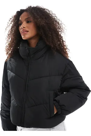 Stradivarius – Puffer-Kurzmantel in
