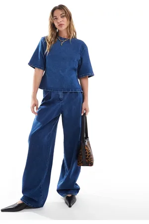 ASOS – Jeans aus Denim-Jersey in Mittelblau mit abgerundetem, weitem Beinschnitt