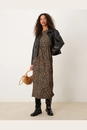 New Look – Hänger-Midikleid mit Leopardenmuster, Knitterstruktur und Schleife am Rücken
