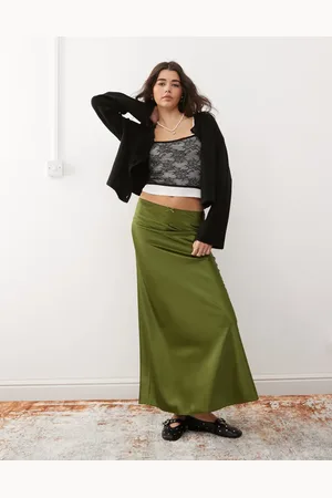 Miss Selfridge – Midirock aus Satin in Olivgrün