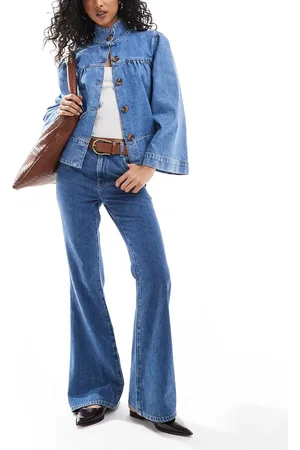 ASOS – Schlagjeans in Mittelblau mit sehr hohem Bund