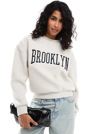 Brave Soul – Sweatshirt aus Teddyfell in Creme mit Print