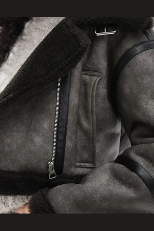 Pull&Bear – Kurze Pilotenjacke in verwaschenem mit kontrastierendem Besatz aus Lammfell