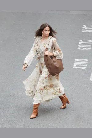 ASOS – Chiffon-Maxikleid in Creme mit Blumenprint, ungesäumten Kanten, Rüschen und Tunnelzug in der Taille