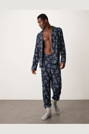 Urban Threads – Polyester-Pyjama mit langärmligem Hemd und Hose in Blau mit Weihnachtsbaummuster