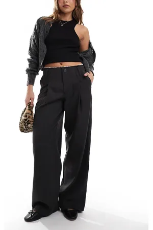 Bershka – Elegante Hose in Schwarz mit weitem Bein und ungesäumten Kanten