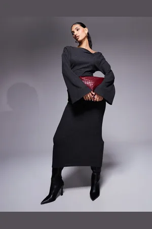 ASOS – Superweiches asymmetrisches Midikleid aus Strick in Anthrazit mit Raffung an der Schulterpartie