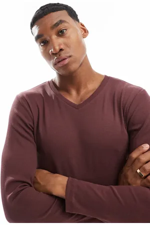 ASOS – Geripptes Langarmshirt in Braun mit V-Ausschnitt und körperbetontem Schnitt