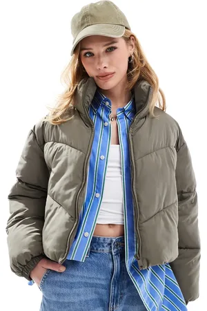 Stradivarius – Kurz geschnittener Puffer-Mantel in Khaki