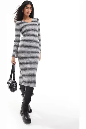 Pieces® – Langärmliges Maxi-Strickkleid mit V-Ausschnitt und grau-buntem Streifenmuster