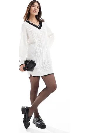 Miss Selfridge – College-Minikleid in Creme mit Zopfmuster und V-Ausschnitt