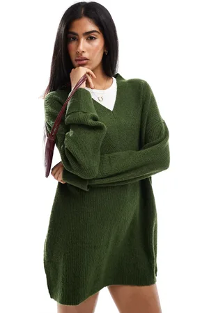 Miss Selfridge – Kurzes, weit geschnittenes Strickkleid in Khaki mit V-Ausschnitt