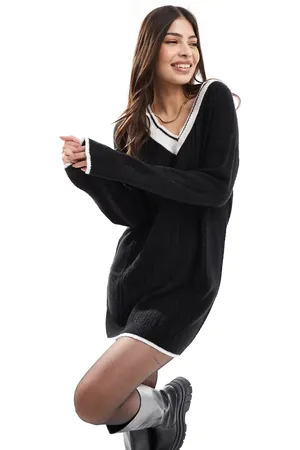 Miss Selfridge – College-Minikleid in mit Zopfmuster und V-Ausschnitt