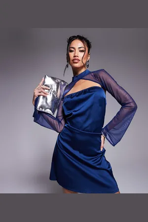 In The Style X Perrie Sian – Exklusives, hochgeschlossenes Satin-Minikleid in mit durchsichtigen, ausgestellten Ärmeln und Zierausschnitt