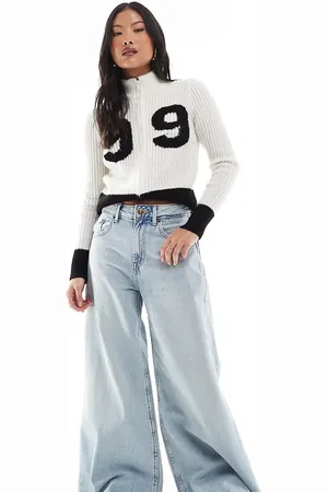 Stradivarius Petite – Weite Schlagjeans in hellblauer Waschung