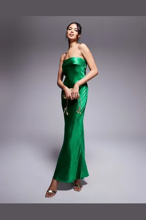 In The Style X Perrie Sian – Exklusives, trägerloses Satin-Midikleid in smaragdgrüner Flüssig-Optik