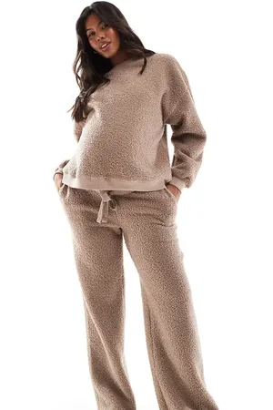 ASOS ASOS DESIGN Maternity – Lounge-Set, bestehend aus Sweatshirt und Hose mit weitem Bein aus Teddyfell in Taupe