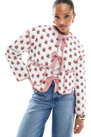 The Frolic – Exclusive – Gesteppte Wendejacke in Creme geblümt und Rot gestreift mit Schleifen vorne