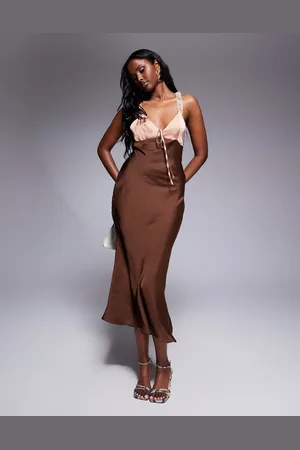 ASOS – Satin-Midikleid in Braun mit farblich abgesetzten Körbchen und Rüschen