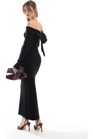 The Frolic – Exklusives Maxi-Strickkleid in mit Carmen-Ausschnitt und Schleifendetail am Rücken