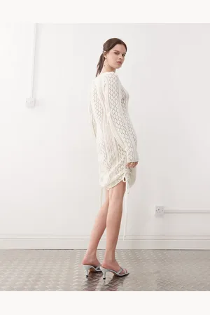 Noisy May – Kleid in Wollweiß mit durchbrochenem Strickmuster und seitlicher Schnürung mit Raffung