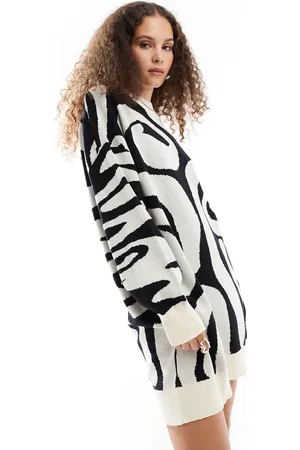 Monki – Kurzes Oversize-Strickkleid aus Jacquard mit schwarz-weißem Wirbelmuster