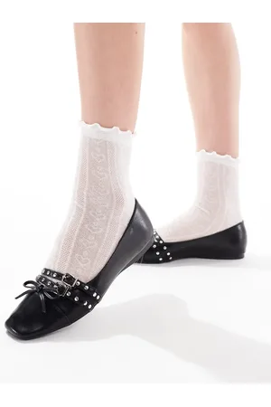 London Rebel – Ballerinas aus Lackleder in mit Schnalle mit Nietenbesatz