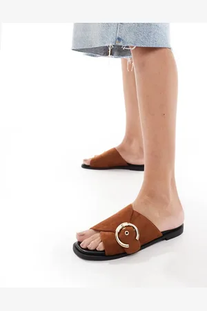 London Rebel – Flache Sandalen in Micro-Braun mit überkreuzten Schnallenriemen