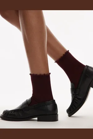 Topshop – Gerippte Socken in Burgunderrot mit Rüschenrand