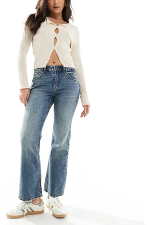 Stradivarius – STR – Ausgestellte Cropped-Jeans in mittlerer Waschung