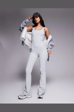In The Style – Sportlicher, ausgestellter Jumpsuit aus Rippstoff in Hellgrau mit U-Ausschnitt