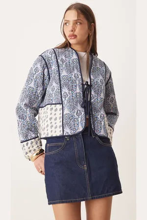VILA – Gesteppte blaue jacke im Patchwork-Stil mit Paisleymuster und Bindedetail vorne