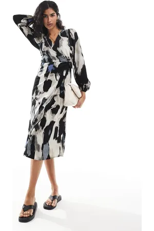 VILA – Midikleid mit grafischem Muster in und Wickeldesign vorn