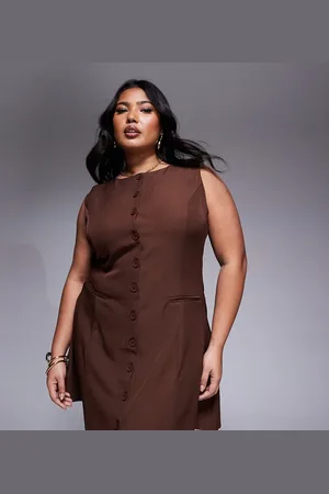 In The Style Plus x Natalya Wright – Exklusives, elegantes Minikleid in Schokobraun mit durchgehender Knopfleiste