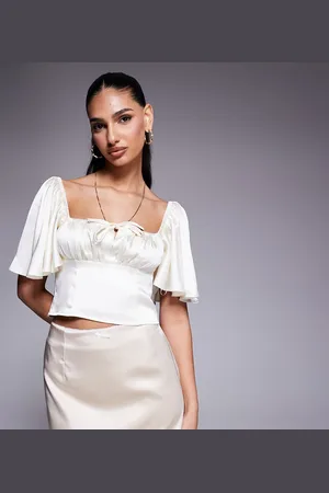 Kaiia – Exklusives Oberteil im Milchmädchen-Stil aus cremefarbenem Satin mit geraffter Brustpartie mit Schnürung und Fledermausärmeln