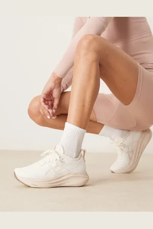 Asics – Gel-Nimbus 27 – Lauf-Sneaker in Cremeweiß und Mineralbeige
