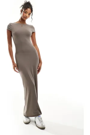 Miss Selfridge – Rückenfreies Maxikleid in mit Flügelärmeln